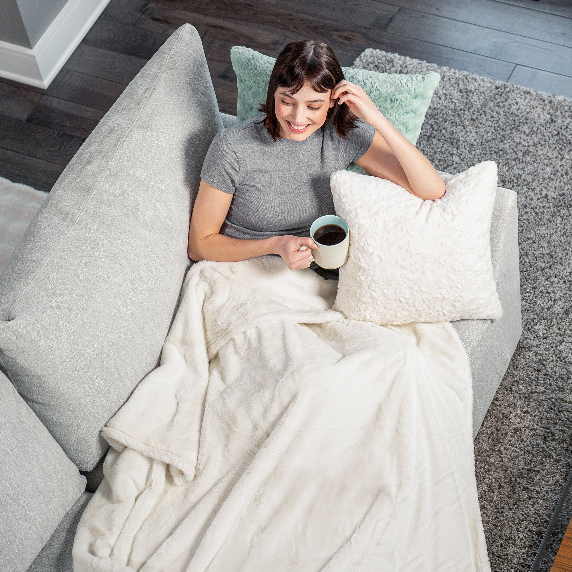 HGTV Super Luxe Faux Fur Throw Blanket Snowbound 50 x 70 inches, HGTV, alternate image number 1