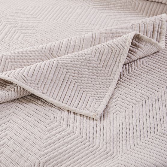 Parker White Quilt and Pillow Sham Set, , alternate image number null