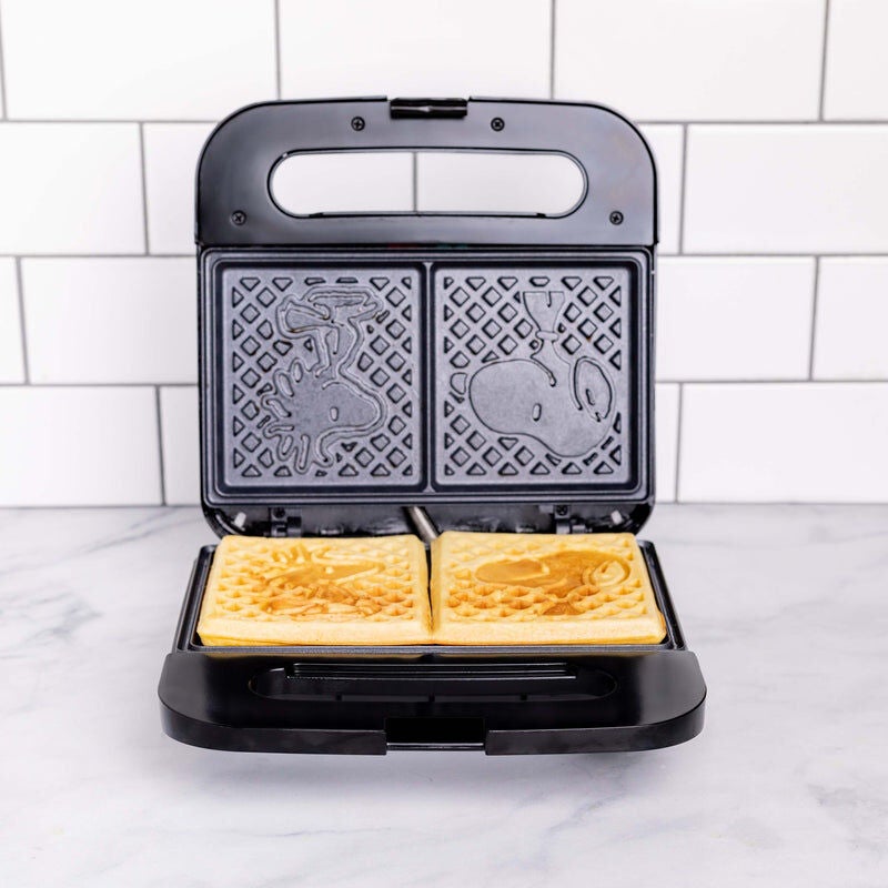 Uncanny Brands Peanuts Waffle Maker