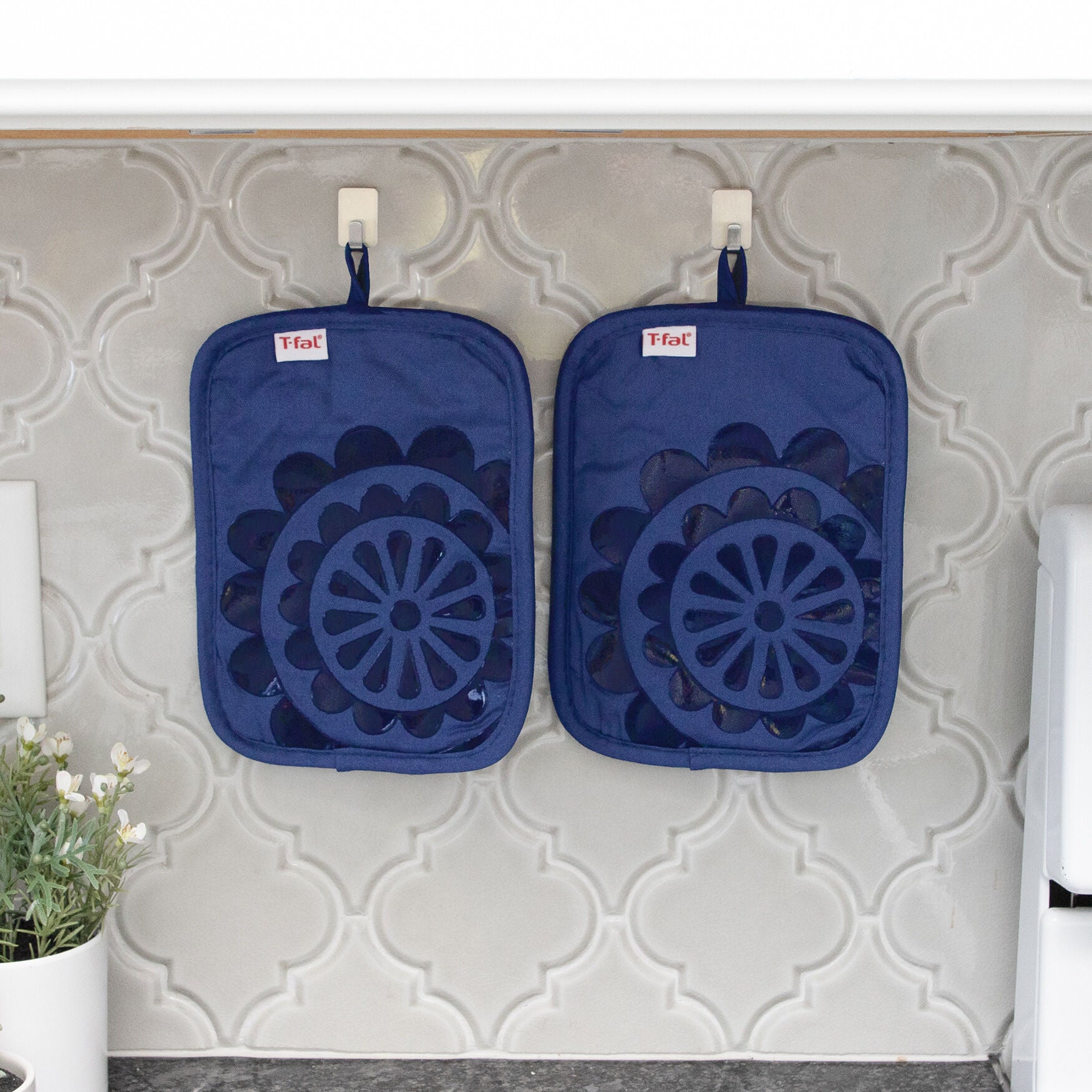 Medallion Silicone Pot Holders, Set Of 2, , alternate image number 4