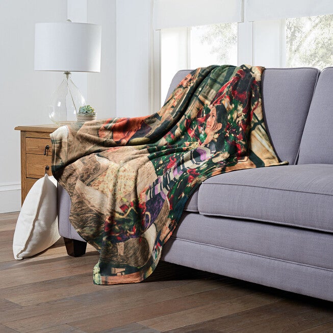 Wb Friends Christmas Siblings Silk Touch Throw, , alternate image number null
