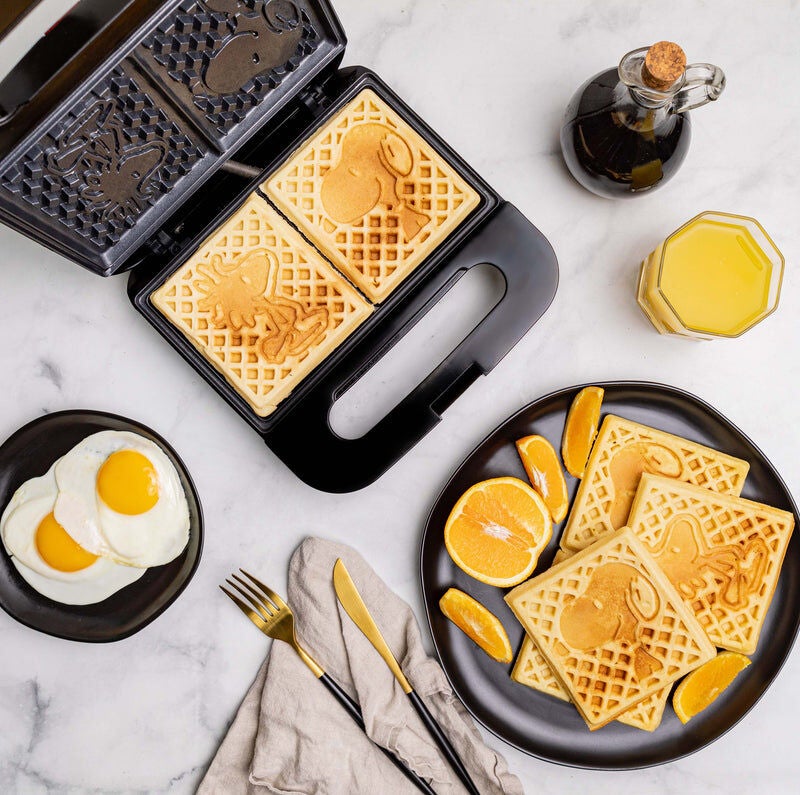 Uncanny Brands Peanuts Waffle Maker - Thumbnail 3