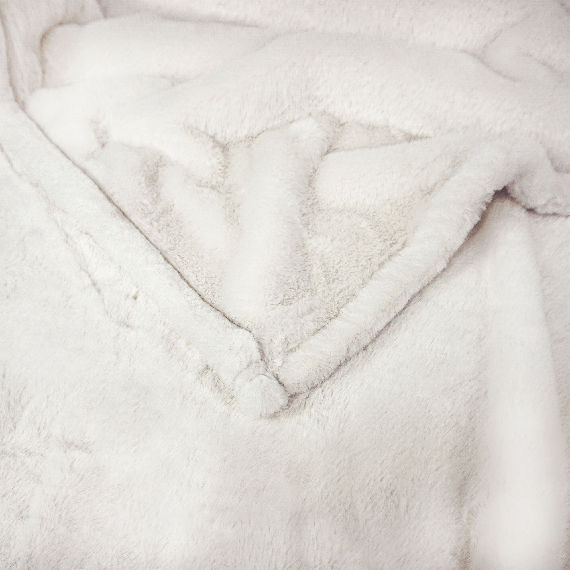 HGTV Super Luxe Faux Fur Throw Blanket Snowbound 50 x 70 inches, HGTV, alternate image number 2