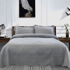 Embroidered Oversized Scalloped Edge Quilt Set