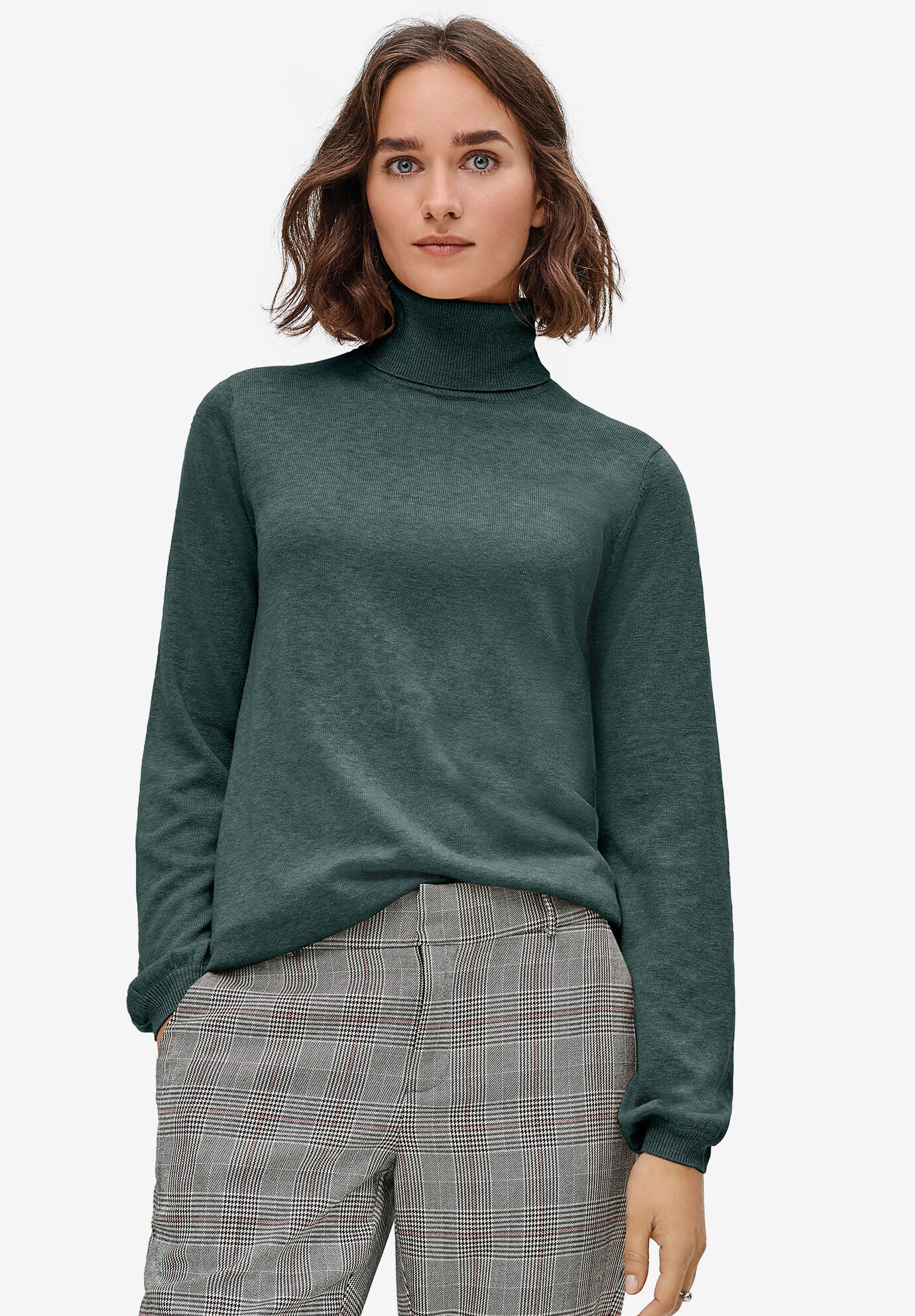 Woman outlet within turtleneck