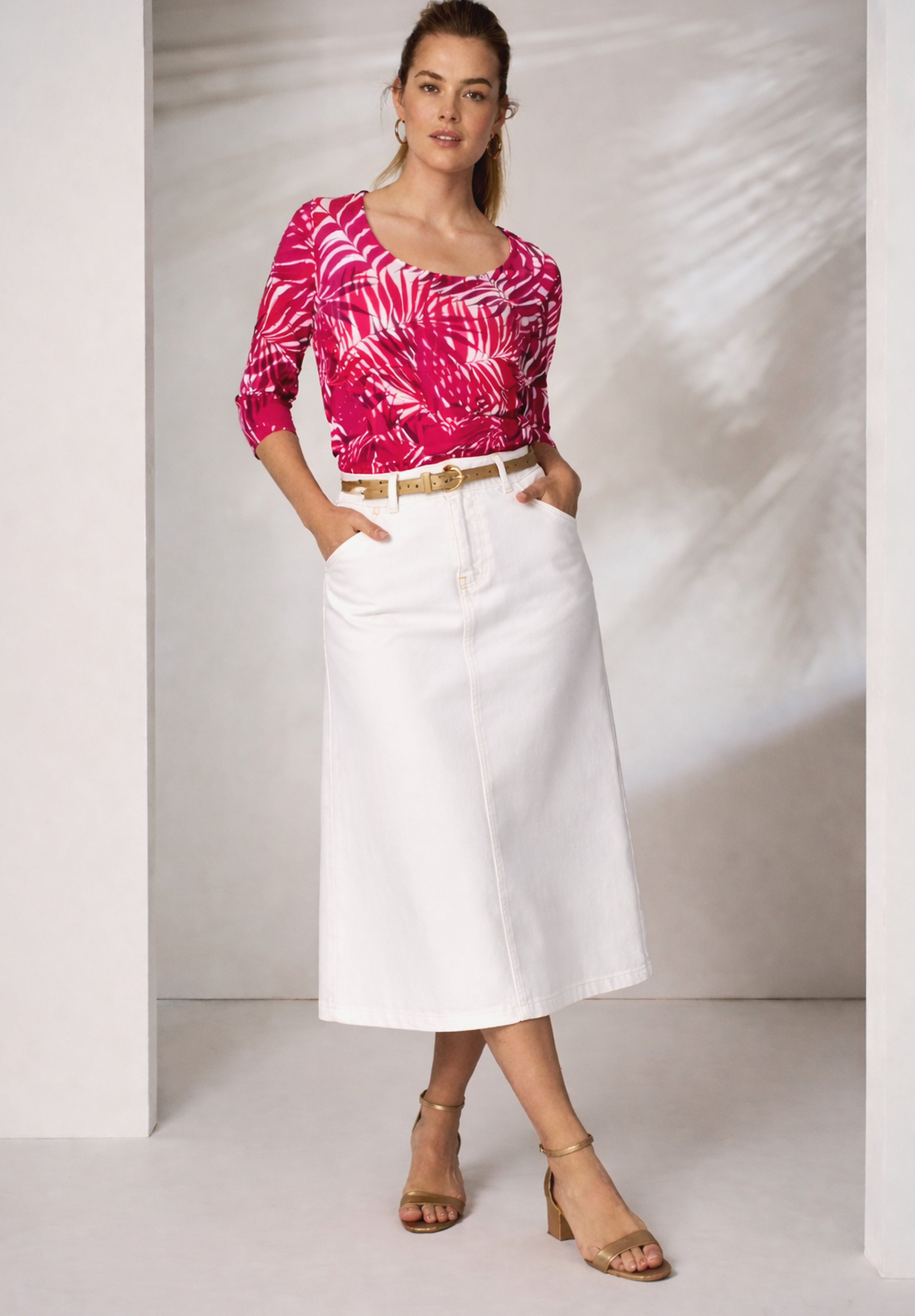 Stretch Cotton Scoop Neck Tee image number 1