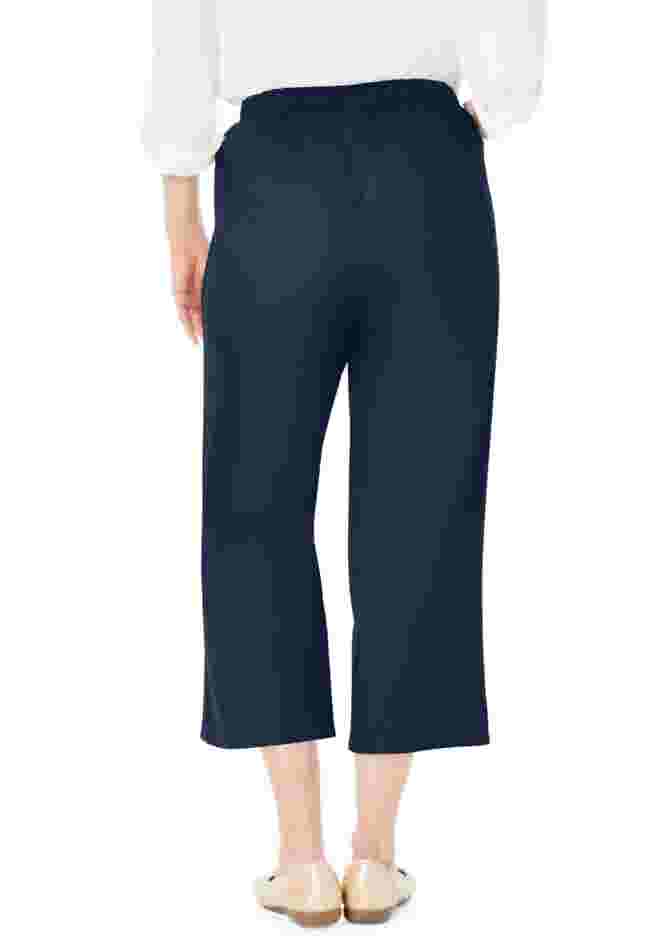 Womens Plus-Size Fineline Stretch Denim Pull-On Capri Jeans image number 1