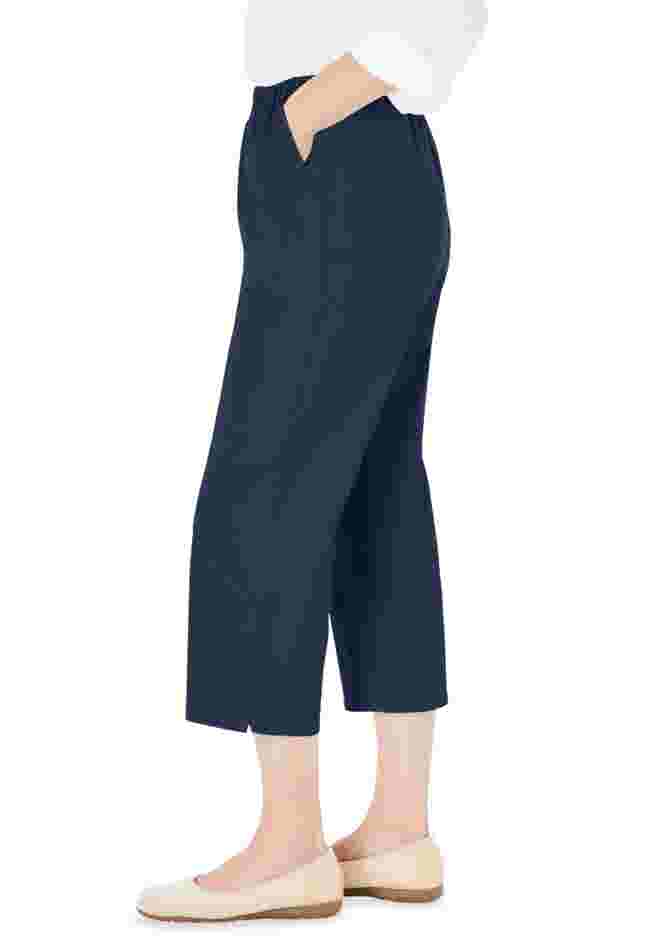 Womens Plus-Size Fineline Stretch Denim Pull-On Capri Jeans image number 2