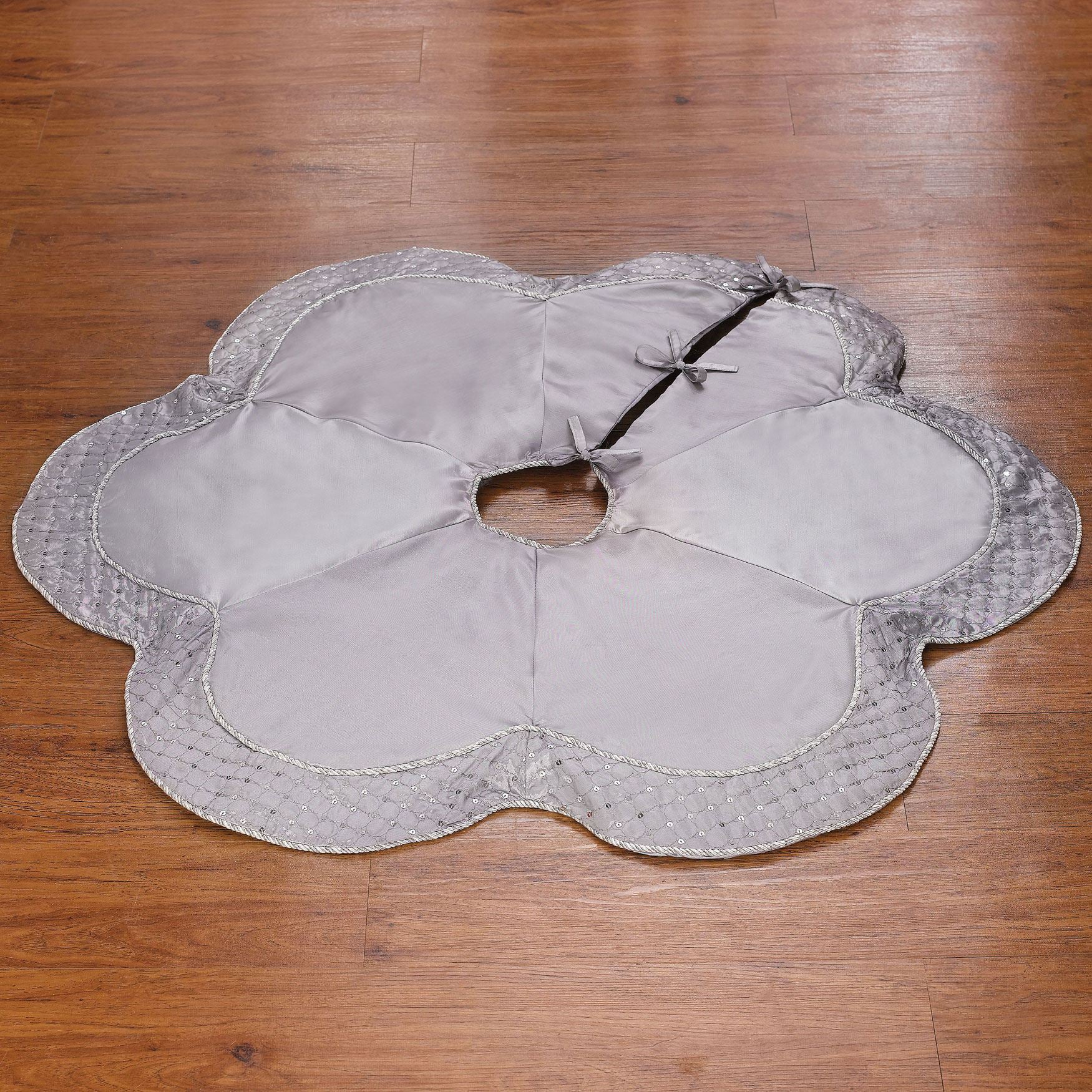 Scallop Edge Border Christmas Tree Skirt image number 1