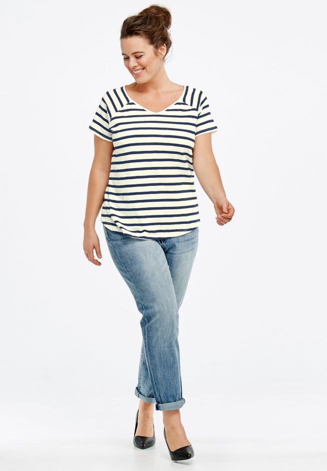 Rounded V-neck Tee image number 2