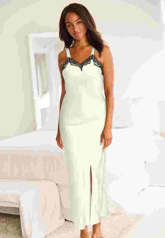 Amoureuse Ruffle Lace Gown image number 4