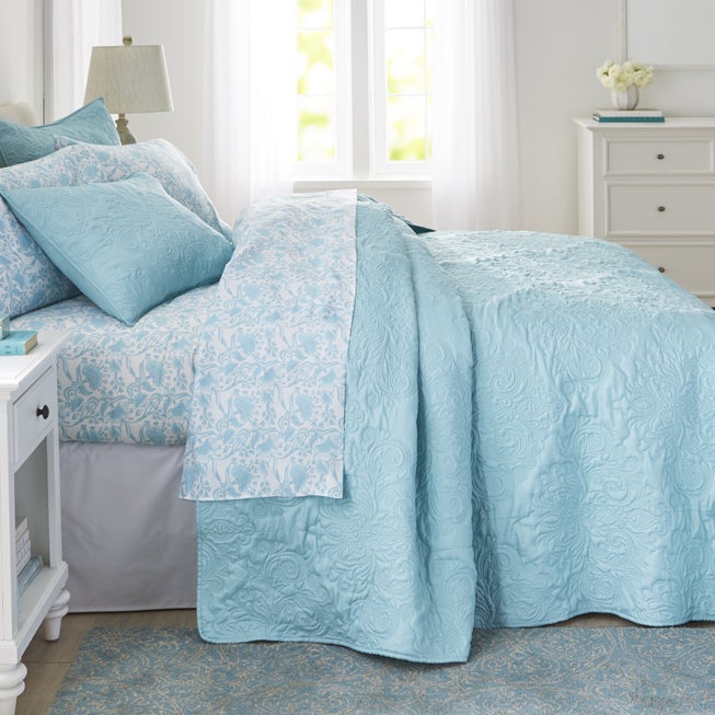 Comfort Cloud Bedspread image number 1