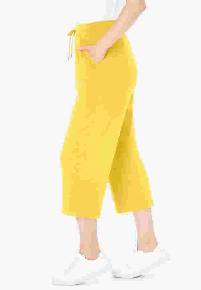 Sport-Knit Pull-On Capri Pants image number 2