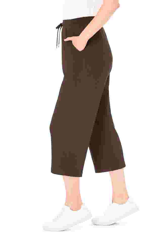 Womens Plus-Size Sport-Knit Pull-On Capri Pants image number 2